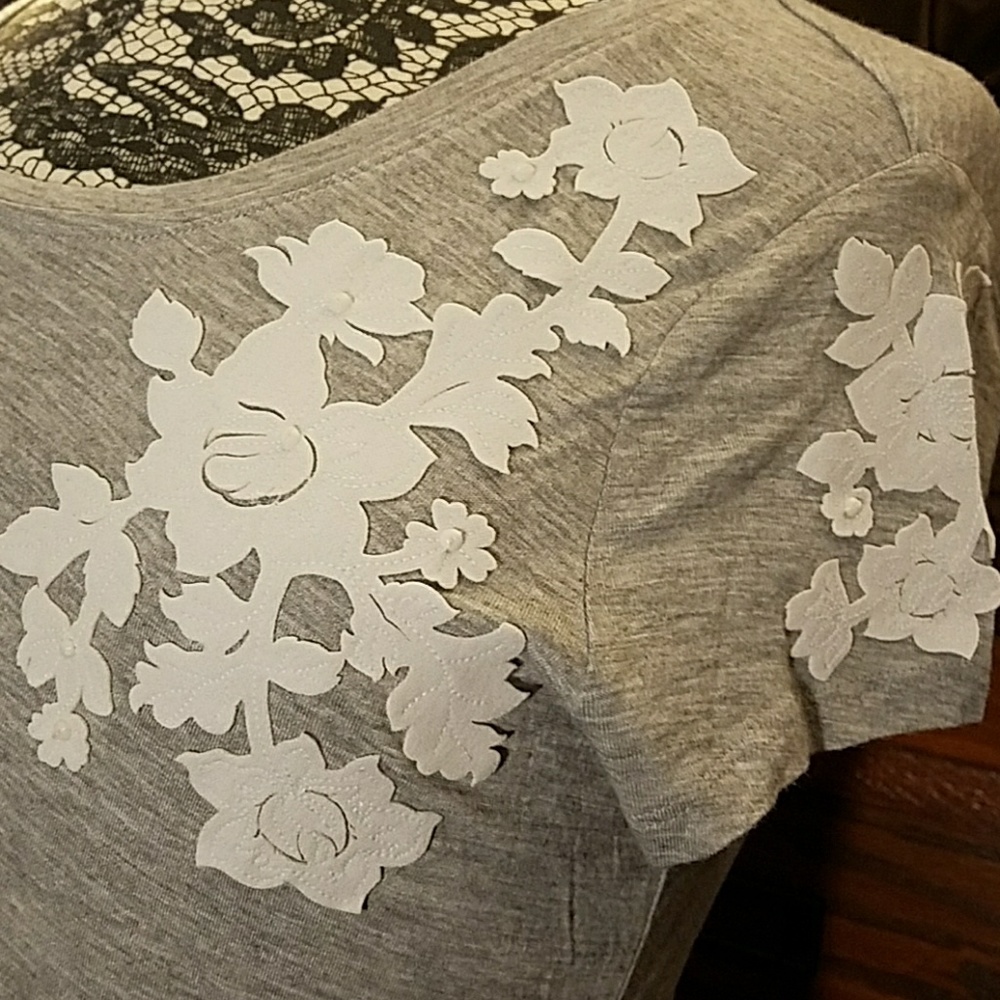 NWOT Vera Wang Tee w/ pretty flower embellishments - Picture 2 of 4